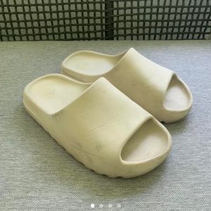 Yeezy slide bone size 7W